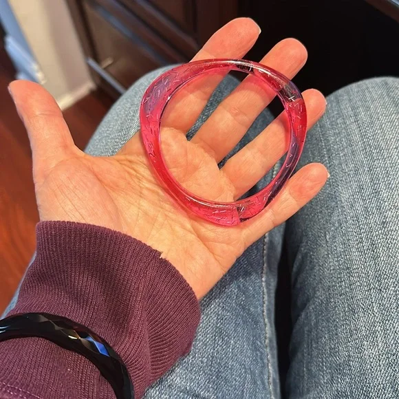 Plastic rounded triangle Barbie pink bangle - Picture 4 of 10